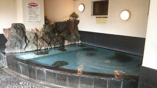 天然岩石を活かした露天風呂